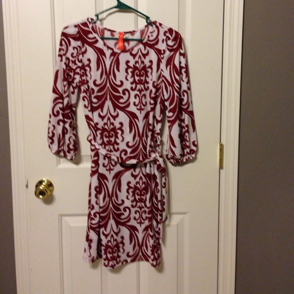 Damask print dress with waist tie