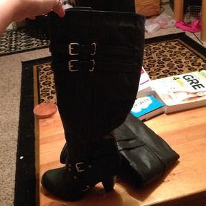 Black knees high boots