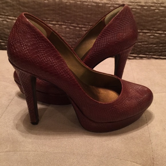 Jessica Simpson 7M Katoy Brown Snake skin pattern