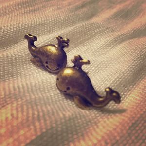 FREE SHIPPING-Antiqued gold smiling whale studs
