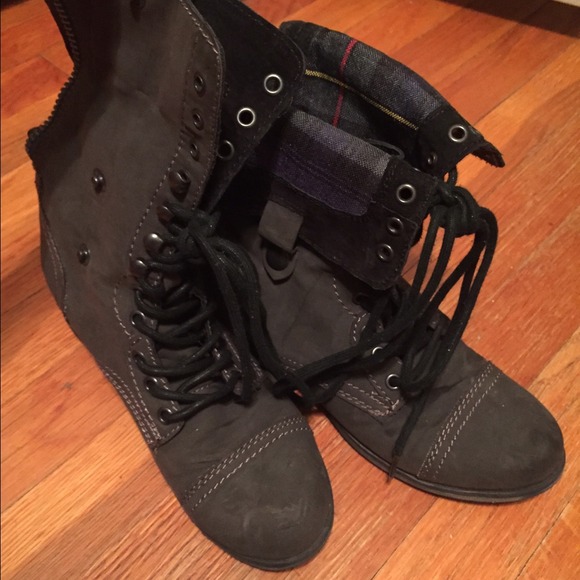 BAKERS COMBAT BOOTS IN GREY. SIZE 7 women.