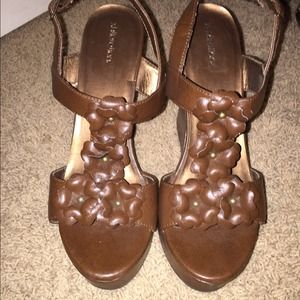 Brown flower wedges