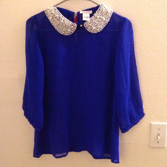 Super cute pearled collar top 😊