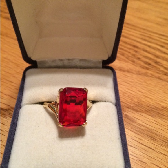 Vintage red stone ring.