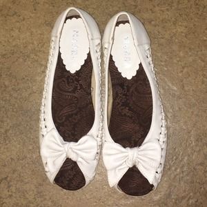 White peep toe bow flats