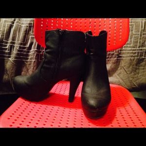 Black boots 8.5