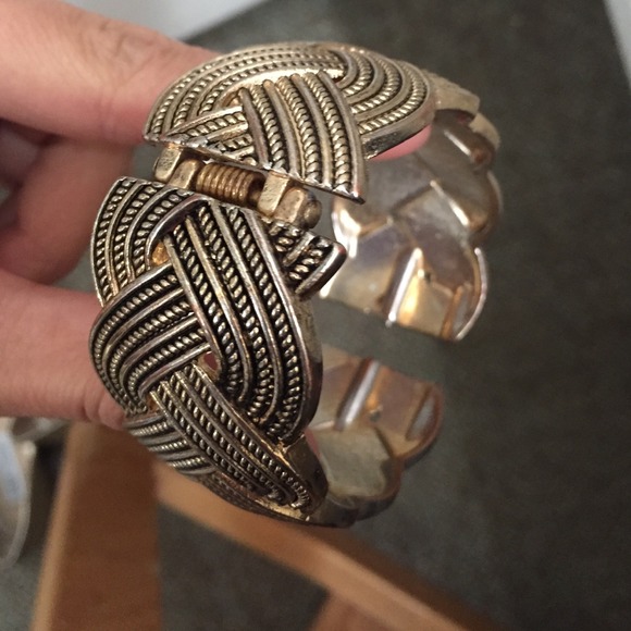 Gold statement bracelet - Picture 2 of 2