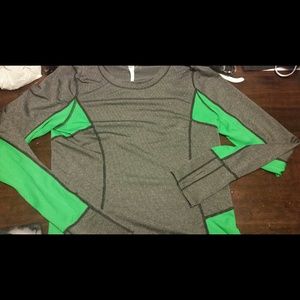Adorable yoga top w thumb holes