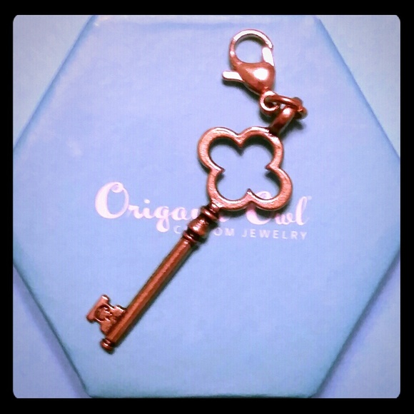 Origami Owl Antique Gold Quatrefoil Key Dangle