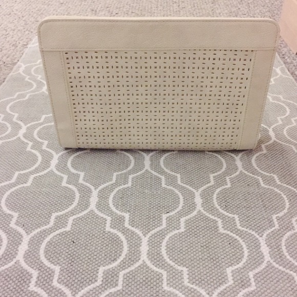 ❌❌SOLD❌❌Poppie brand Ivory Clutch - Picture 2 of 4