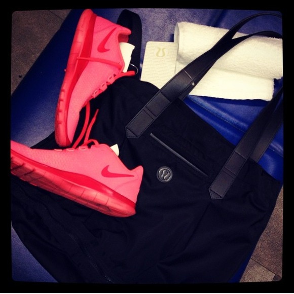 Neon pink nikes 💗