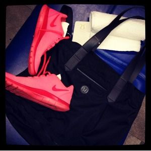 Neon pink nikes 💗