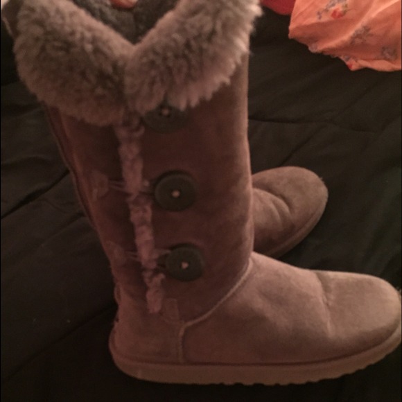 Grey pair of size 6 uggs!