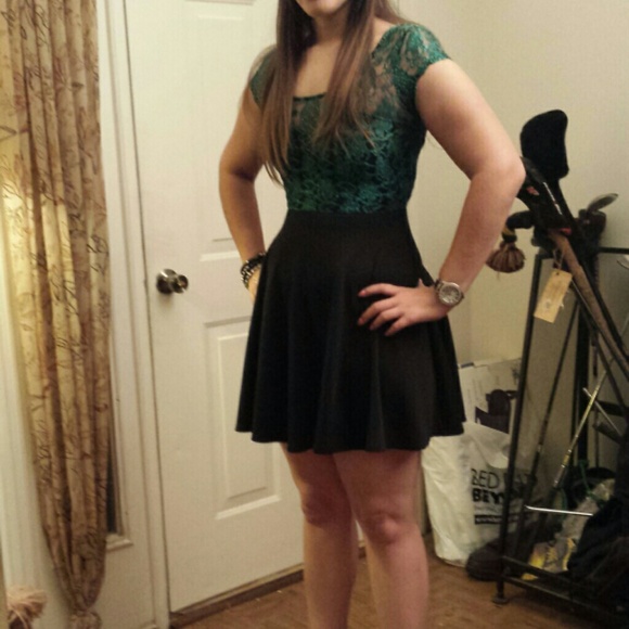 Lace dress - Picture 2 of 3