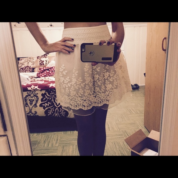 🚫sold in Bundle🚫Cream frilly skirt! - Picture 3 of 3