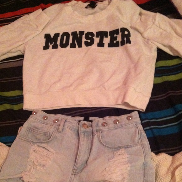 Crop top and shorts - Picture 4 of 4