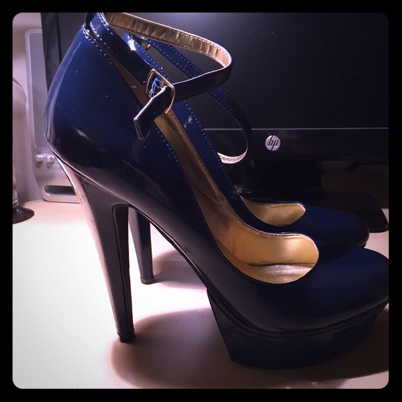 Blue pumps