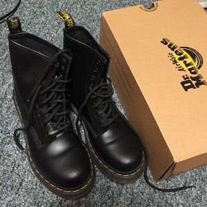Dr martens Women 1460 Original size 7 US