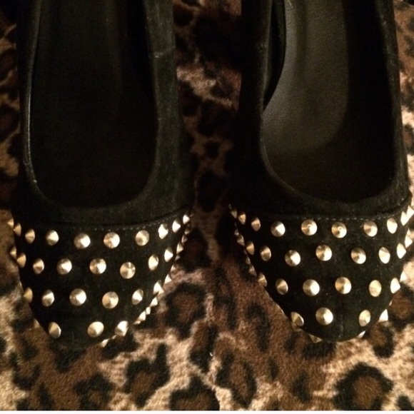 fRh Shoes - 💜NEVER WORN💜BLACK GOLD STUDDED HEELS💜