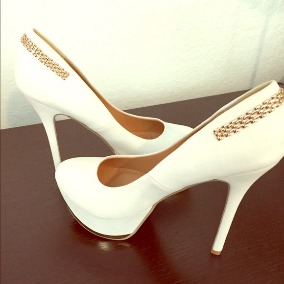 ✨Bundle✨white and red pumps ☝️