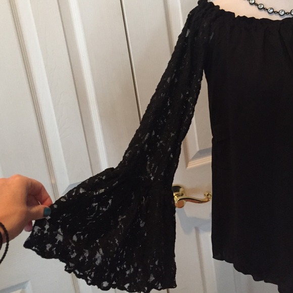 🎉🎈HOST PICK🎈🎉Lace sleeved on/off shoulder top - Picture 3 of 4