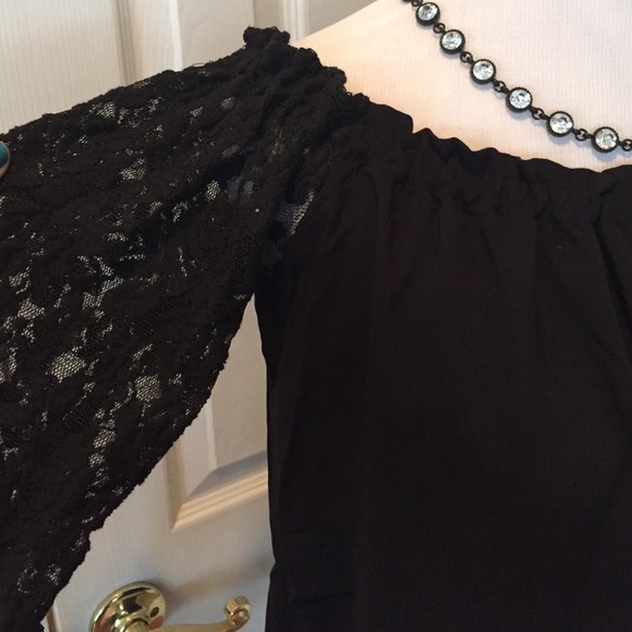 🎉🎈HOST PICK🎈🎉Lace sleeved on/off shoulder top - Picture 4 of 4