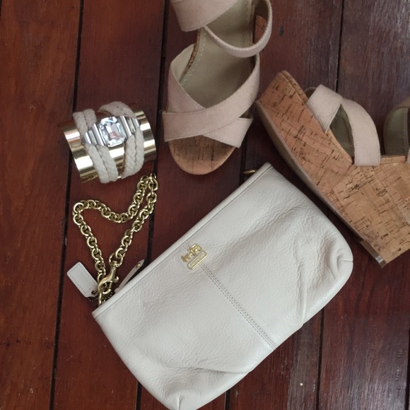 NWOT Cream Coach wristlet