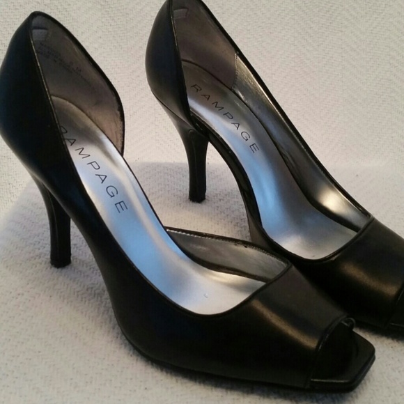 Black pumps