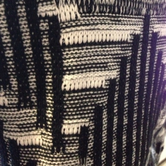 High-low black and white patterned sweater - Picture 3 of 3