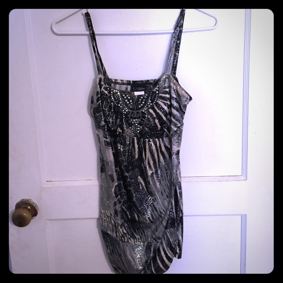 Beautiful detailed daytrip XS top from Buckle