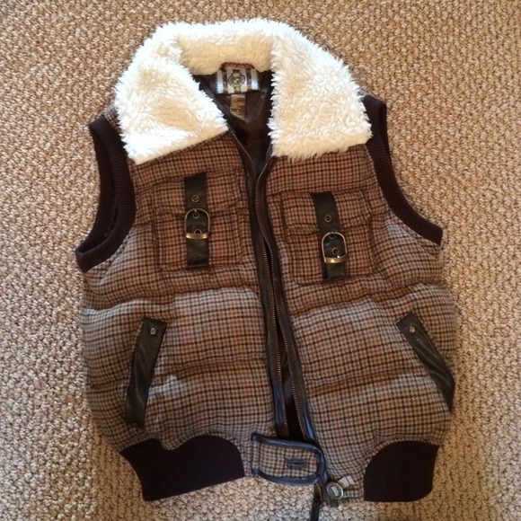 Fuzzy collar vest