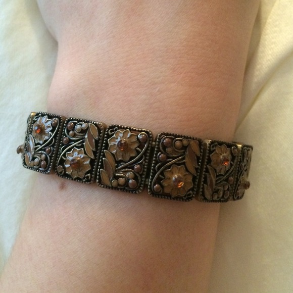 Stretchy flower bracelet in antique gold