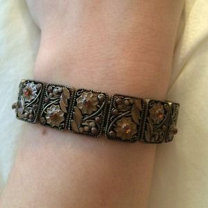 Stretchy flower bracelet in antique gold