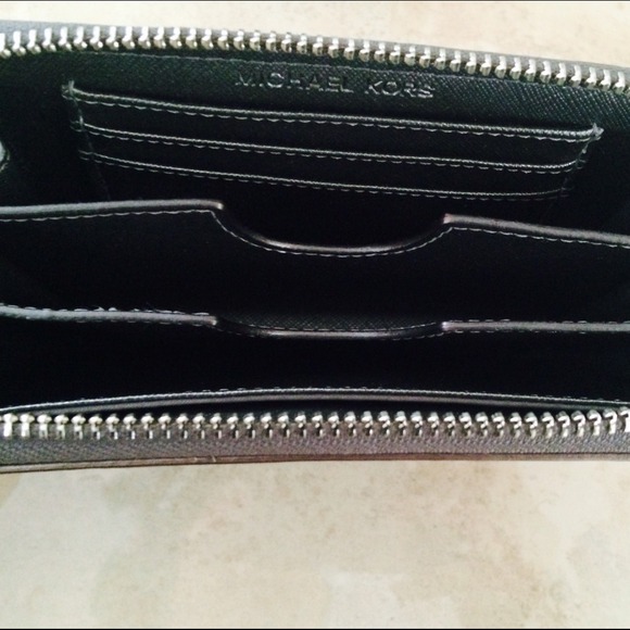 Michael Kors signature zip wallet clutch silver - Picture 2 of 2