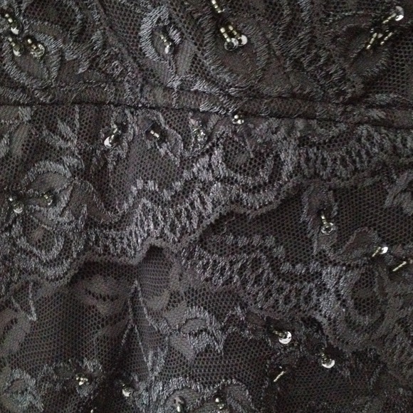 Gorgeous lace and sequin bodycon dress - Picture 2 of 3