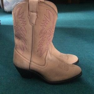 Cowboy boots with pink and white stitching