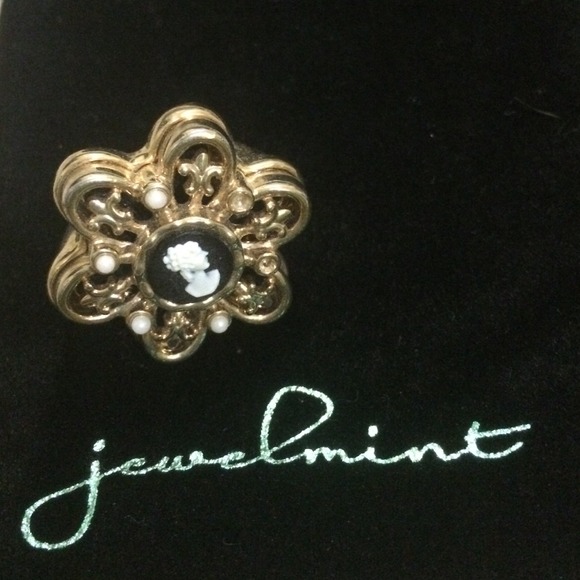 Jewelmint Bambino Cameo Ring
