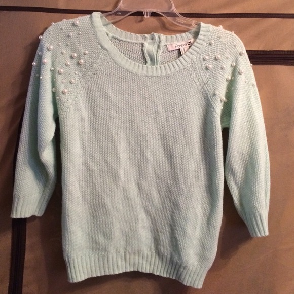 Mint Pearl accented shouldered sweater w/ buttons