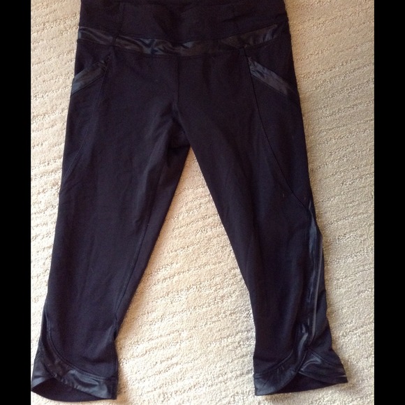 Black Lululemon crop pants