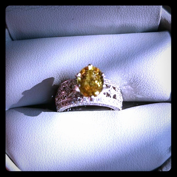 ⬇💲‼️️REDUCED‼️💲⬇️2ct Yellow Sapphire ring