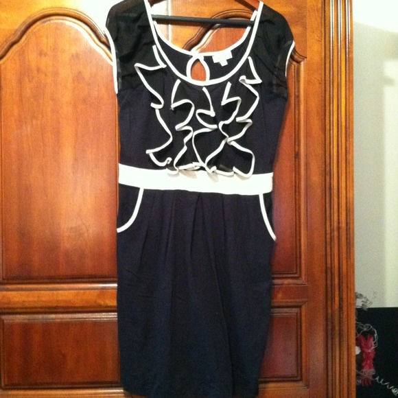 Dresses & Skirts - Black & cream ruffle front dress