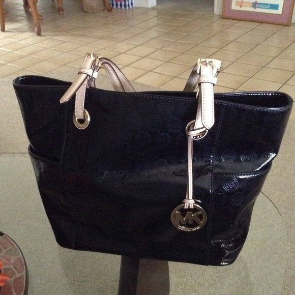 do all michael kors bags have a serial number