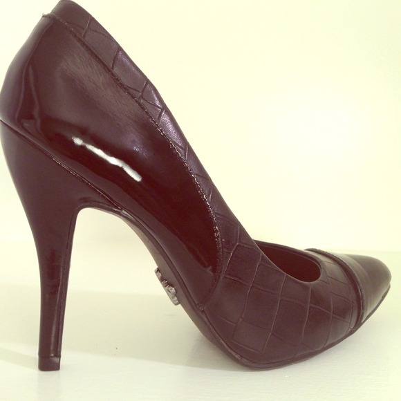 Vera Wang black patent leather heels