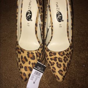 Pointy toe cheetah heels