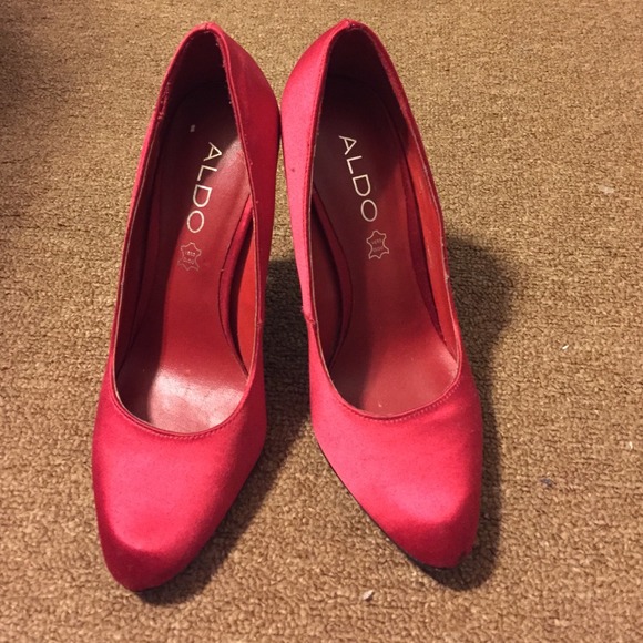 Aldo satin red shoe - Picture 1 of 4