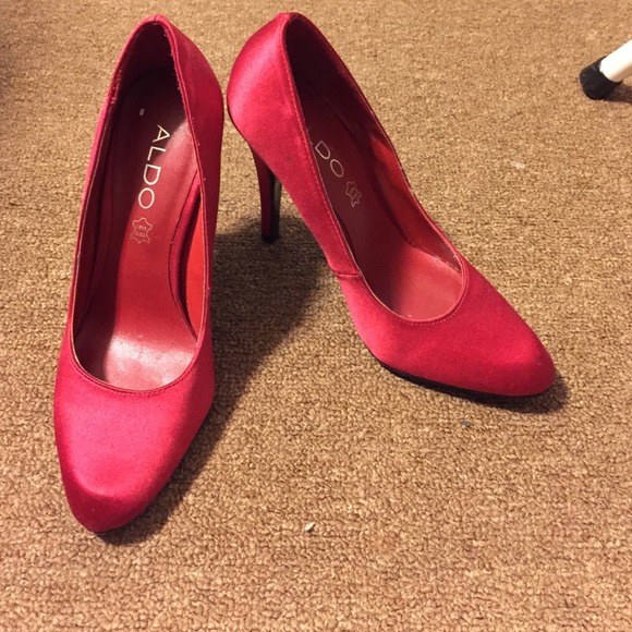 Aldo satin red shoe - Picture 2 of 4