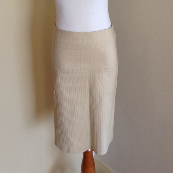 Beige stretch pencil skirt - Picture 2 of 4
