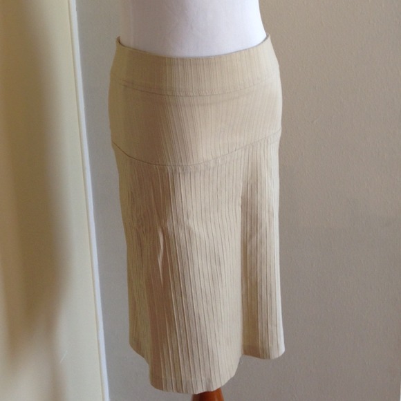 Beige stretch pencil skirt - Picture 4 of 4
