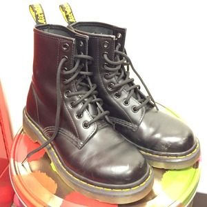 DOC MARTENS LIGHTLY WORN, Black Leather Size 6