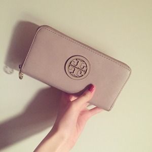 Tory burch beige wallet
